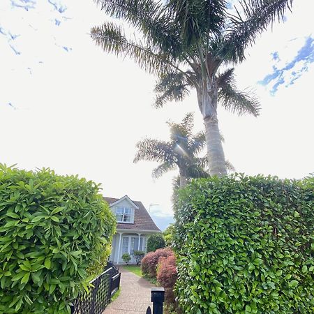 Отель Two Palms Кембридж Экстерьер фото